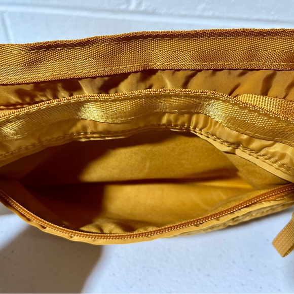 Tommy Bahama Mini Mighty Quilted Travel Puffer Crossbody Bag - Picture 10 of 13